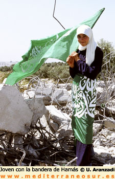 joven con bandera de Hamas, Gaza