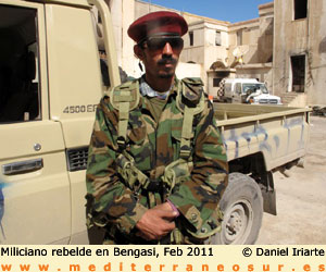 Rebeldes sobre un tanque en Bengazi