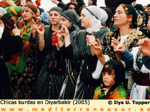 Chicas en el Newroz en Diyarbakir