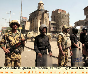Polica ante la iglesia Imbaba, El Cairo