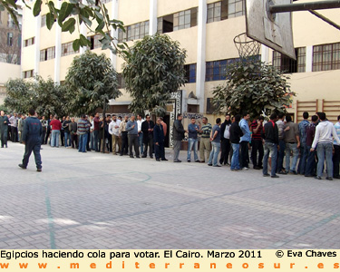 Egipcios haciendo cola para votar en el referéndum. Escuela de Calle Sherif, El Cairo, 19 Mar 2011.