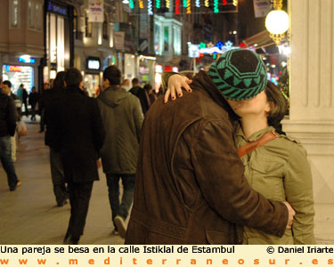 Una pareja se besa en Estambul