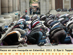 Rezos en una mezquita en Estambul