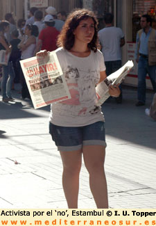 Activista comunista pide el No a la reforma, Estambul