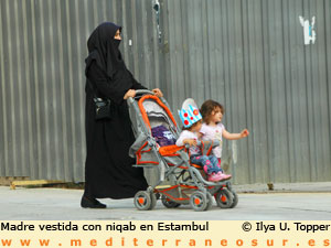 Madre con niqab en Estambul