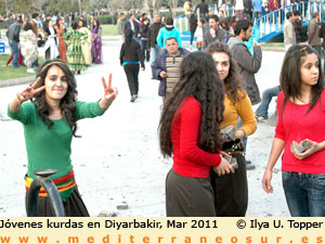 Jóvenes kurdas en Diyarbakir