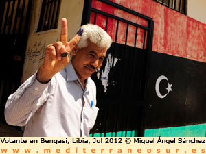Votante en Bengasi, Libia, Jul 2012. Foto: Miguel Ángel Sánchez