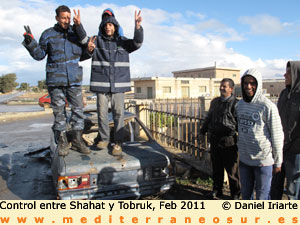 Rebeldes sobre un coche, Libia, 2011