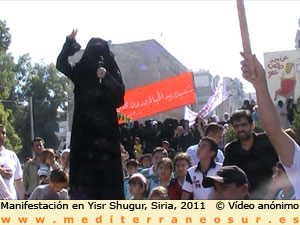 Una mujer protesta en Yisr Shugur, Siria