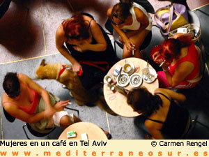 Mujeres en un café en Tel Aviv