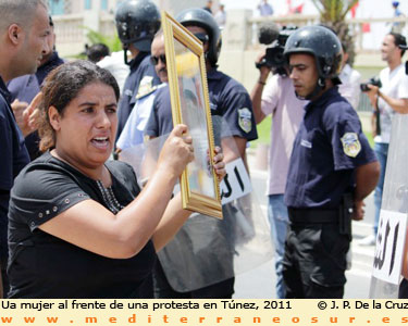 Una mujer encabeza una manifestacin en Tnez. 2011.