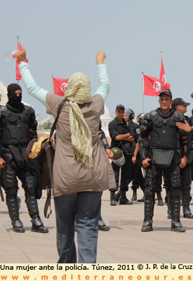 Una mujer ante la polica en Tnez