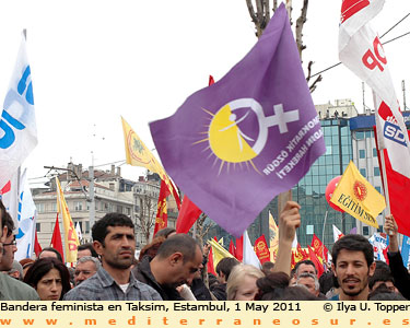Bandera feminista en Estambul