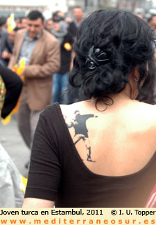 Joven turca con tatuaje